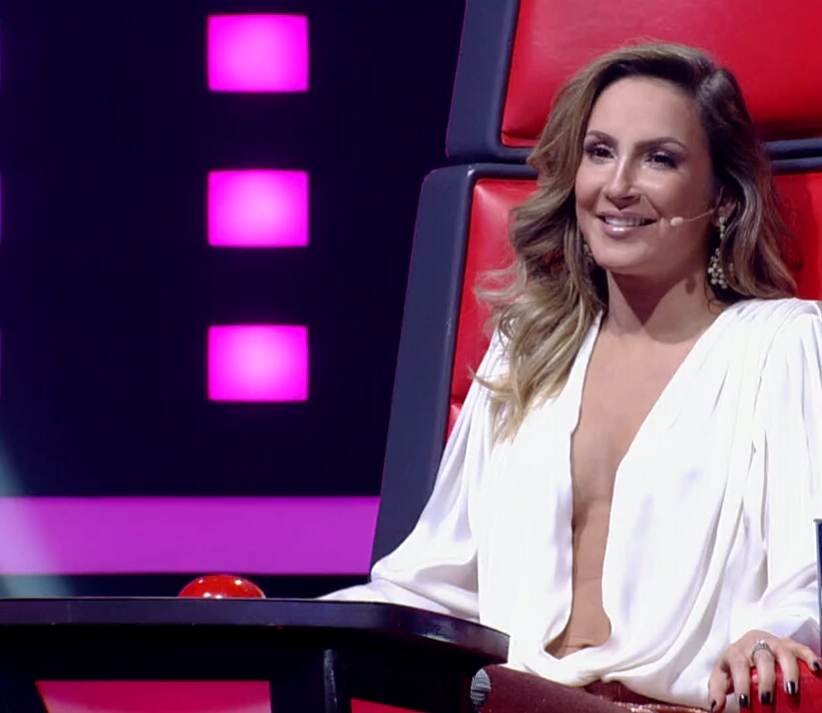 The Peitos Brasil. Claudia Leitte tirou a atenção de todo mundo que tentava escutar a próxima voz do Brasil com seu decote até o umbigo 