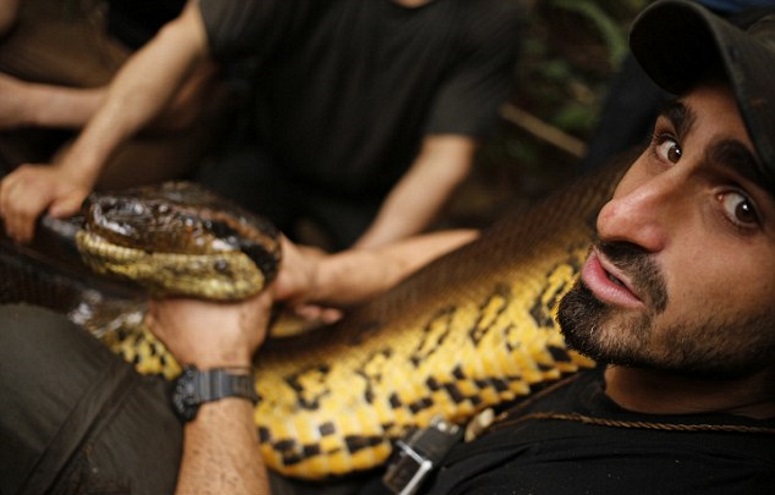 Paul Rosolie é comido por uma sucuri no programa Eaten Alive