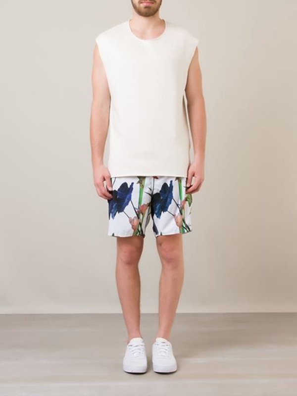 O estampado misturado com branco dá para usar em festas informais na praia. Regata em moleton; R$ 347, bermuda estampada; R$ 279, Osklen para Farfetch (www.farfetch.com). Preço pesquisado em dezembro 2014, sujeito a alteração