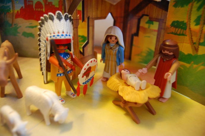 Se os índios norte-americanos tivessem povoado a Judeia na época do Império Romano, esse presépio até que faria algum sentido
