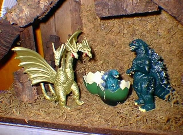 Awnnnn. Um bebê lagarto, fruto do cruzamento interespecífico entre o Godzilla e um dragão alado de três cabeças. Coisa mais fofa do Natal