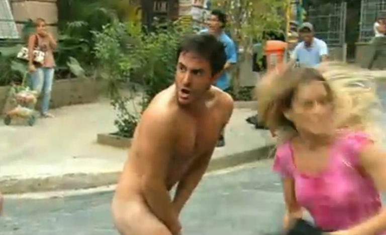 Ricardo Tozzi ficou nu em plena rua em Insensato Coração (2011)