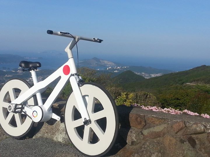 Uma bicicleta feita de papelão e outros materiais reciclados. Dá para ser mais ecologicamente correto que isso? A Cardboard Bike foi desenvolvida pelo estúdio Cardboard Technologies para ser tão resistente e durável quanto bicicletas feitas com fibra de carbono, apesar do baixo custo de seus materiais. O preço da belezura, hoje, é de US$ 290, o equivalente a R$ 740.