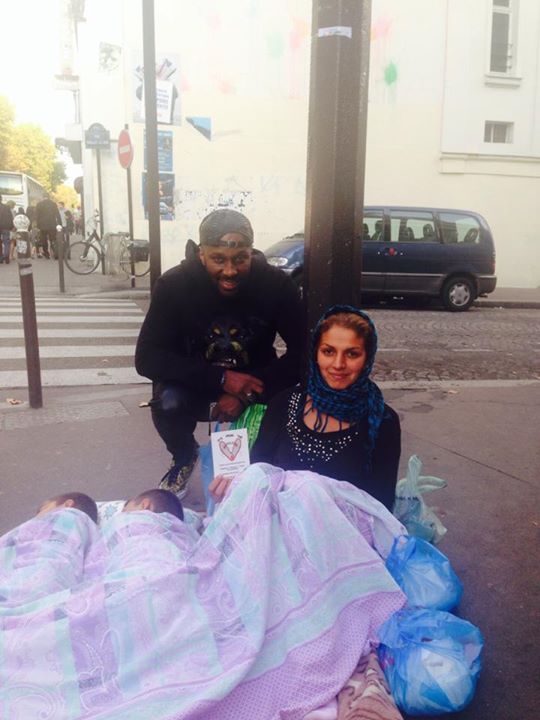 Andre McDonnell doa tênis a moradores de rua