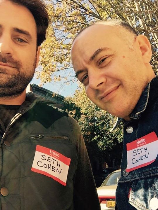 Seth Cohen está em uma jornada para conhecer todos os seus homônimos no mundo