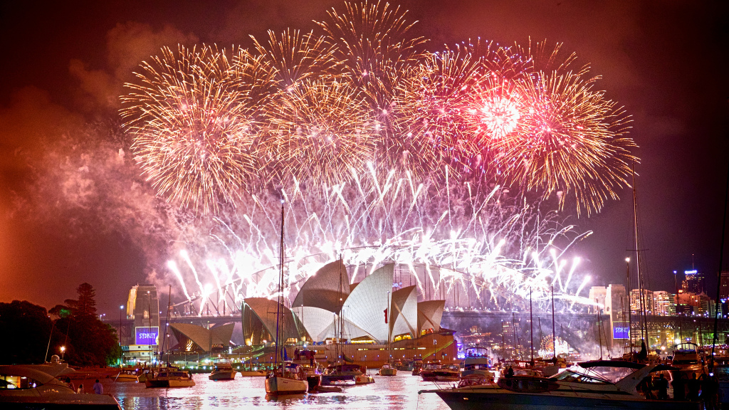 Na maior cidade da Oceania ocorre a maior queima de fogos do mundo. Há festas por todos os cantos. O porto de Sidney fica cheio de barcos, e os fogos coloridos fazem um espetáculo bonito sobre a Ponte de Harbour e a Sydney Opera House, cartões postais da cidade.