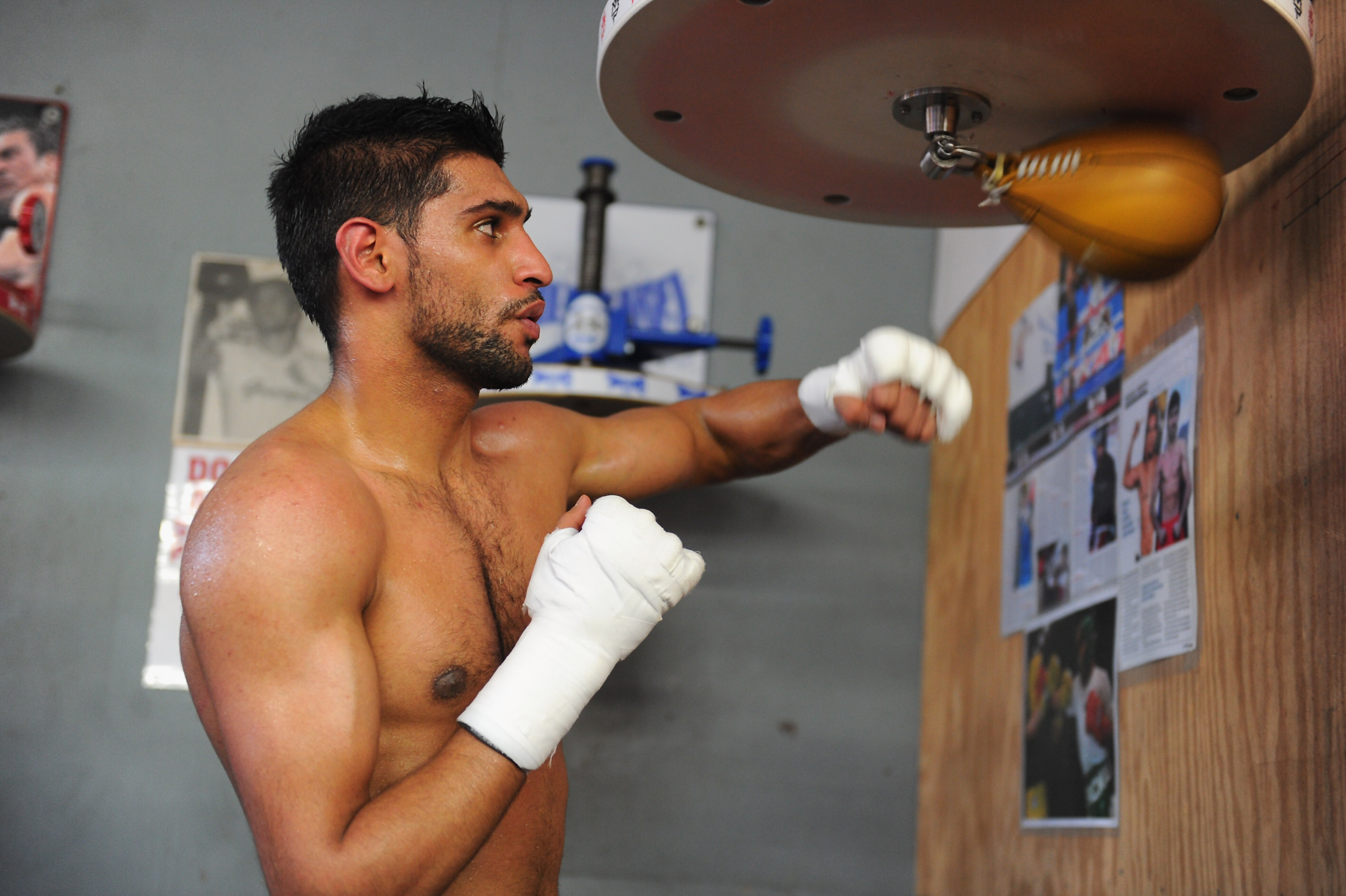 Amir Khan vai enfrentar o americano Devon Alexander, em Las Vegas, com um calção de ouro