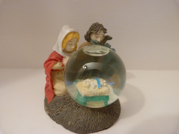 Nessa cena de natividade, abusaram da licença artística e trocaram a manjedoura por um tanque de peixe. Pobre menino Jesus