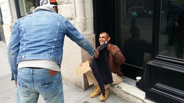 Andre McDonnell doa tênis a moradores de rua