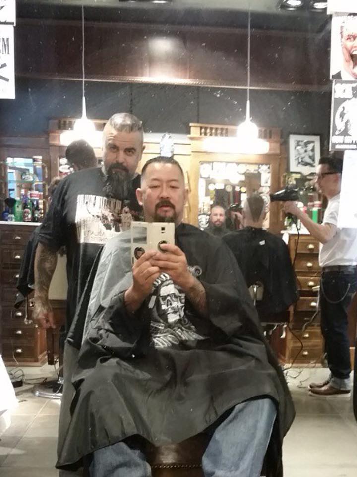 Já Marinho, integrante da banda de rapcore Pavilhão 9, usou seus dotes de cabelereiro para fazer seu pé de meia e abriu a “Barbearia Cavaleira”, dentro da loja de mesmo nome. (R. Oscar Freire, 1102)