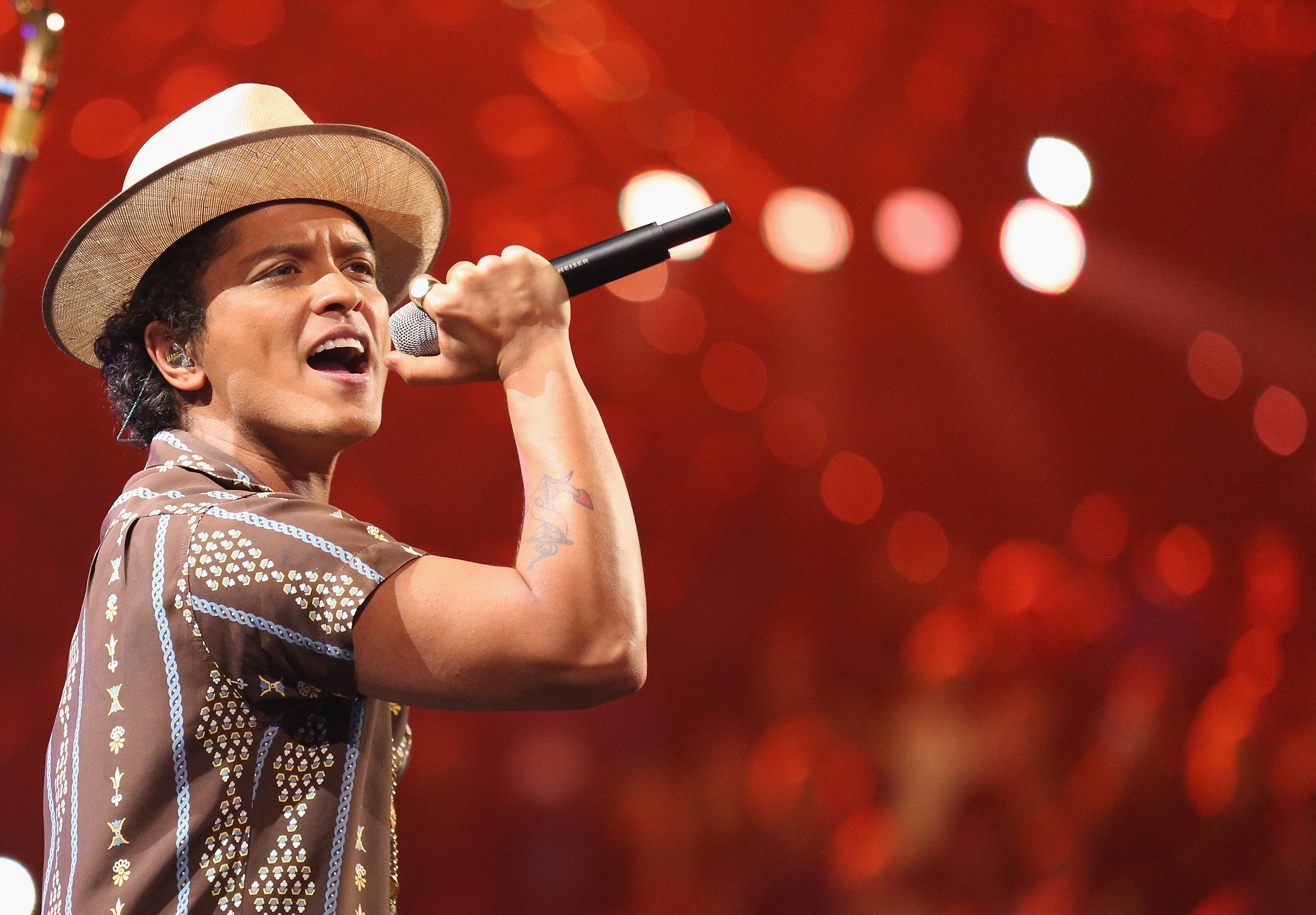 LAS VEGAS, NV - SEPTEMBER 21:  Recording artist Bruno Mars performs onstage during the iHeartRadio Music Festival at the MGM Grand Garden Arena on September 21, 2013 in Las Vegas, Nevada.  (Photo by Rich Polk/Getty Images for Clear Channel)
