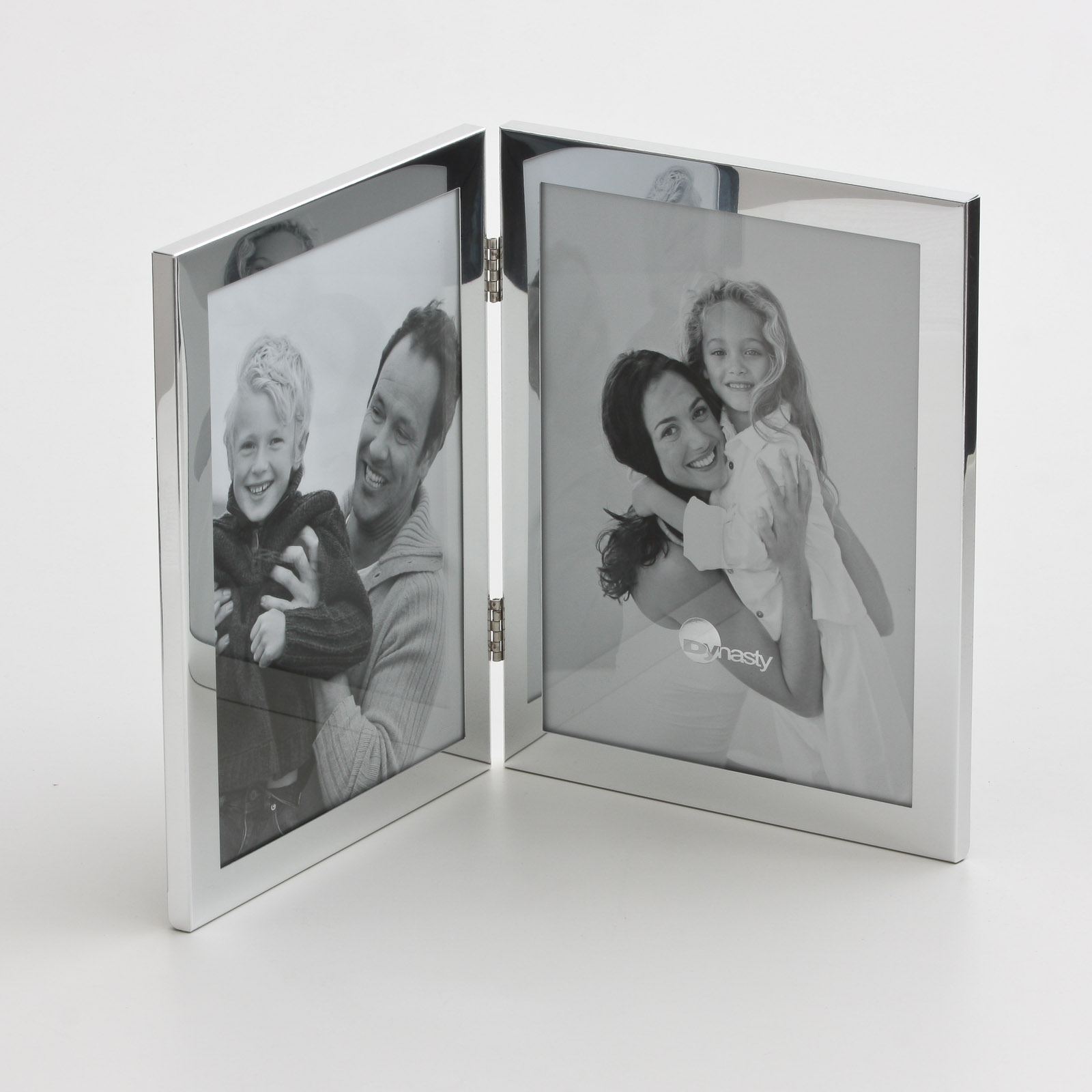 A gente não sabe se o pior é receber um porta-retrato sem foto ou com essas fotos de família feliz de comercial de margarina