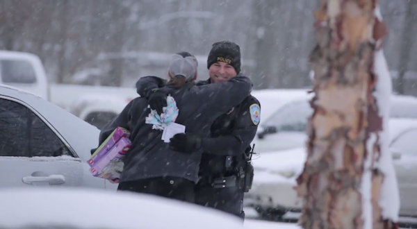 Motoristas na cidade de Lowell, nos EUA, foram surpreendidos ao receberem presentes de Natal da polícia local