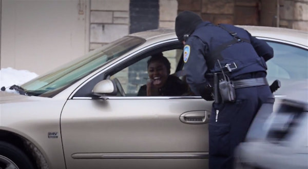 Motoristas na cidade de Lowell, nos EUA, foram surpreendidos ao receberem presentes de Natal da polícia local