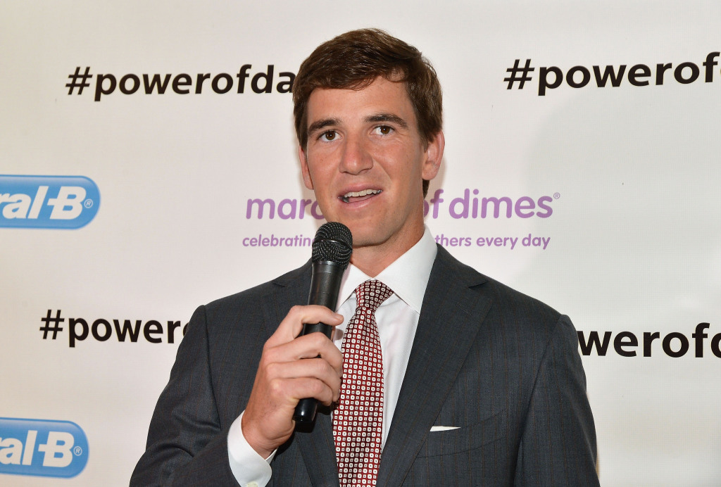 Vencedor de dois Super Bowls, Manning também coleciona recordes na NFL e comerciais ao lado do irmão fora de campo