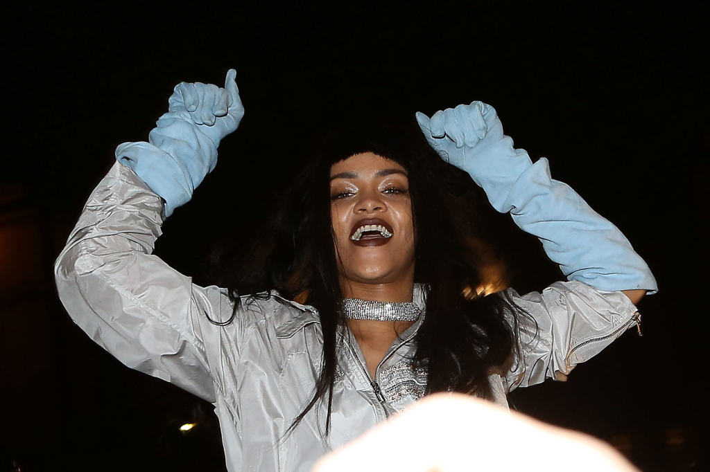 Rihanna vem trabahando com o nome R8 e deve lançar o disco logo no começo de 2015. Sempre em meio a polêmicas Instagram e redes sociais, a bad gal RiRi voltará a ser notícia por sua música, dois anos após Unapologetic.