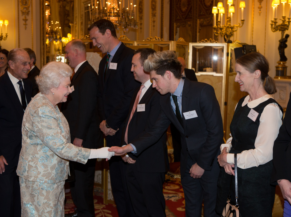 Niall Horan com a rainha Elizabeth II