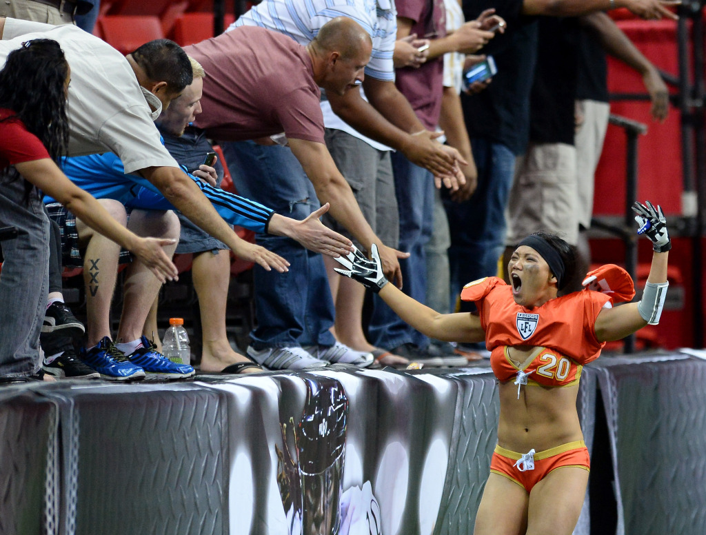 Até nos jogos de futebol americano femininos a festa é garantida