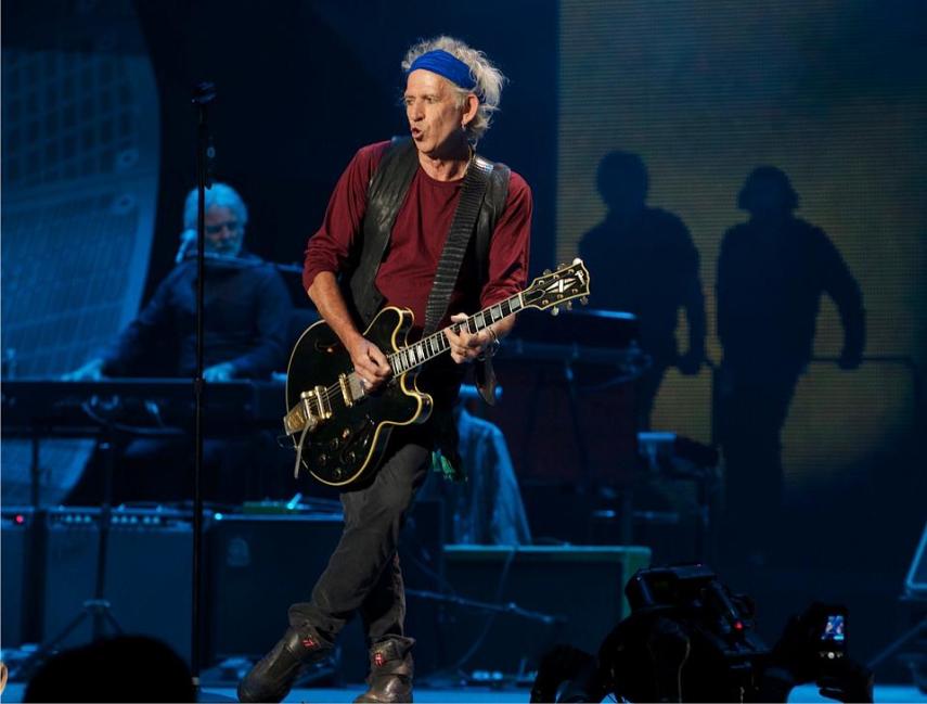  Antes de sair em turnê com os Stones em 1973, Keith quis se limpar totalmente e a lenda diz que ele trocou todo o sangue de seu corpo. O livro Keith Richards: A Biografia, de Victor Brokis, confirma o fato, alegando que a transfusão foi feita em Innsbruck na Áustria, por um médico da Califórnia. O guitarrista ficou três dias sedado e depois se mandou limpinhio, limpinho para Berne, na Suíça, onde seria o próximo show dos Stones.