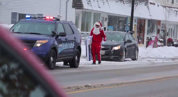 Motoristas na cidade de Lowell, nos EUA, foram surpreendidos ao receberem presentes de Natal da polícia local