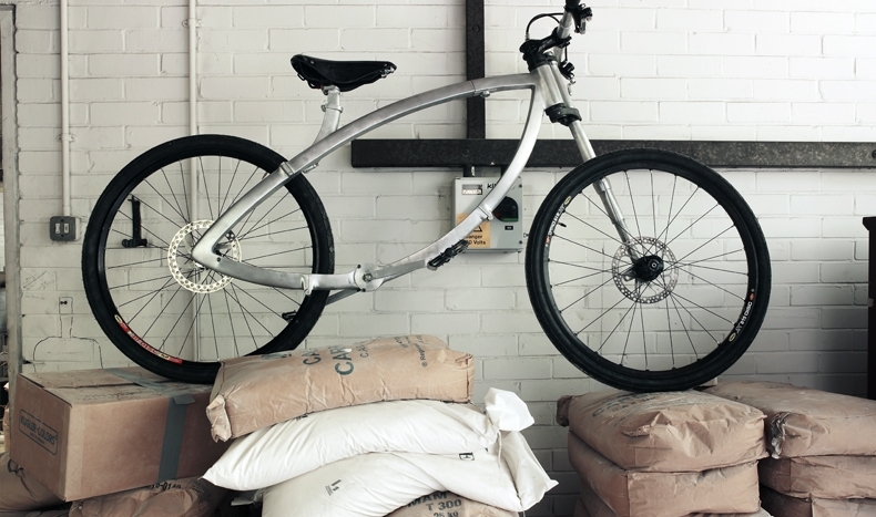 A bicicleta do estúdio eyetohand ainda é um projeto conceitual, mas deve virar realidade em um futuro não muito distante. A magrela pode ser dobrada até ficar do tamanho das rodas e é transportada como um carrinho de feira. Na verdade, a eyetohand é bem parecida com uma bike comum, em termos de estrutura. É mais uma "bicicleta que dobra" do que uma "bicicleta dobrável".