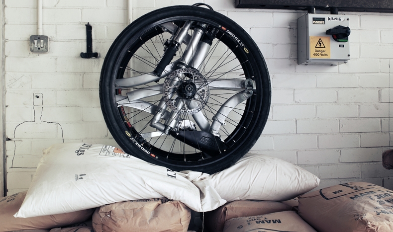 A bicicleta do estúdio eyetohand ainda é um projeto conceitual, mas deve virar realidade em um futuro não muito distante. A magrela pode ser dobrada até ficar do tamanho das rodas e é transportada como um carrinho de feira. Na verdade, a eyetohand é bem parecida com uma bike comum, em termos de estrutura. É mais uma "bicicleta que dobra" do que uma "bicicleta dobrável".