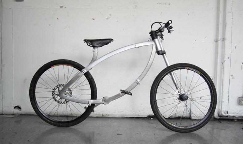 A bicicleta do estúdio eyetohand ainda é um projeto conceitual, mas deve virar realidade em um futuro não muito distante. A magrela pode ser dobrada até ficar do tamanho das rodas e é transportada como um carrinho de feira. Na verdade, a eyetohand é bem parecida com uma bike comum, em termos de estrutura. É mais uma "bicicleta que dobra" do que uma "bicicleta dobrável".