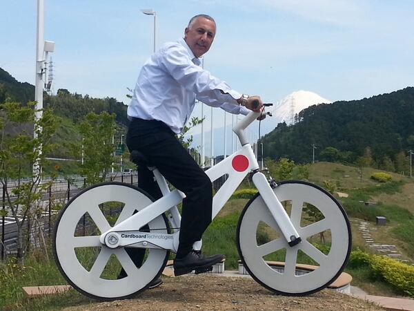 Uma bicicleta feita de papelão e outros materiais reciclados. Dá para ser mais ecologicamente correto que isso? A Cardboard Bike foi desenvolvida pelo estúdio Cardboard Technologies para ser tão resistente e durável quanto bicicletas feitas com fibra de carbono, apesar do baixo custo de seus materiais. O preço da belezura, hoje, é de US$ 290, o equivalente a R$ 740.