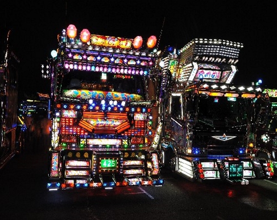 Imagina que sonho ouvir um sertanejão na boleia disso aqui. Outro rolê bem japonês é tunar caminhões, gastar montanhas de dinheiro colocando luzes de neon, um monte de partes cromadas e uns equipamentos estrambólicos no veículo pesado. Eles chamam o singelo hobby de 