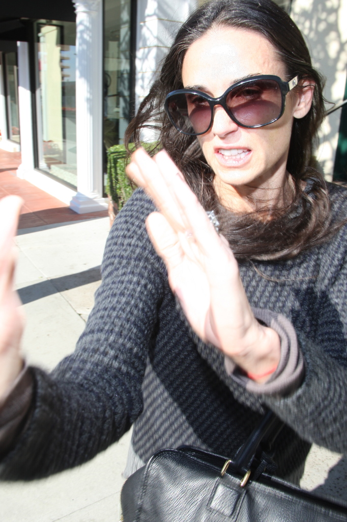 Demi Moore pós separação agredindo os paparazzos Max Lopes enquanto ele tenta uma foto