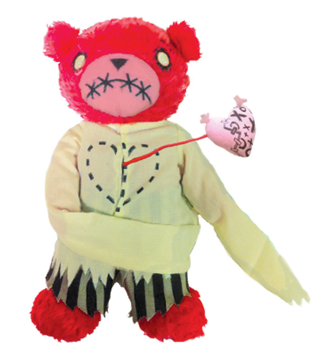 Este urso de pelúcia carrega o coração fora do peito. Nada pode ser mais romântico do que isso. À venda na <a href=