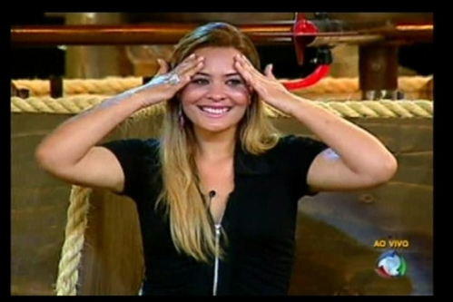 Geisy continua sensualizando na mídia.  Virou notícia quando divulgou sua cirurgia para 
