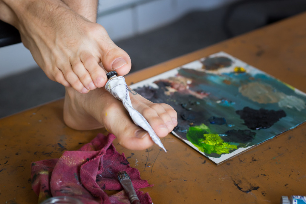 Daniel Ferreira, pintor com a boca e os pés, em seu ateliê, na Zona Leste de São Paulo