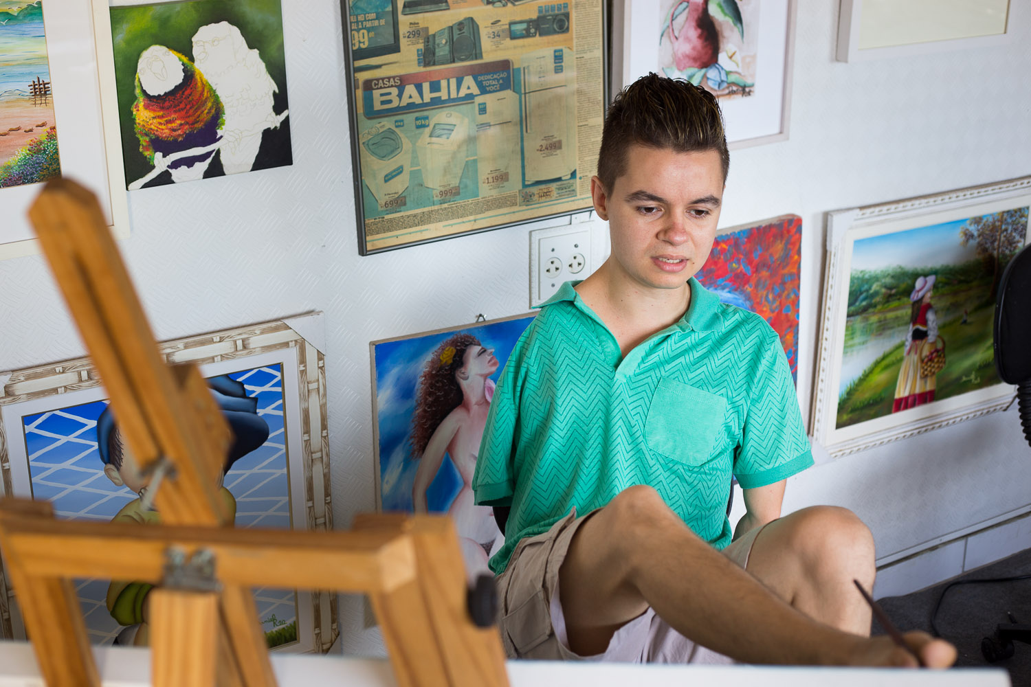 Daniel Ferreira, pintor com a boca e os pés, em seu ateliê, na Zona Leste de São Paulo