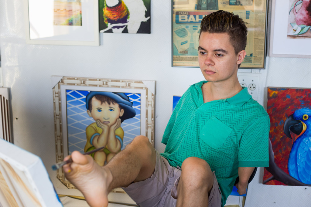 Daniel Ferreira, pintor com a boca e os pés, em seu ateliê, na Zona Leste de São Paulo