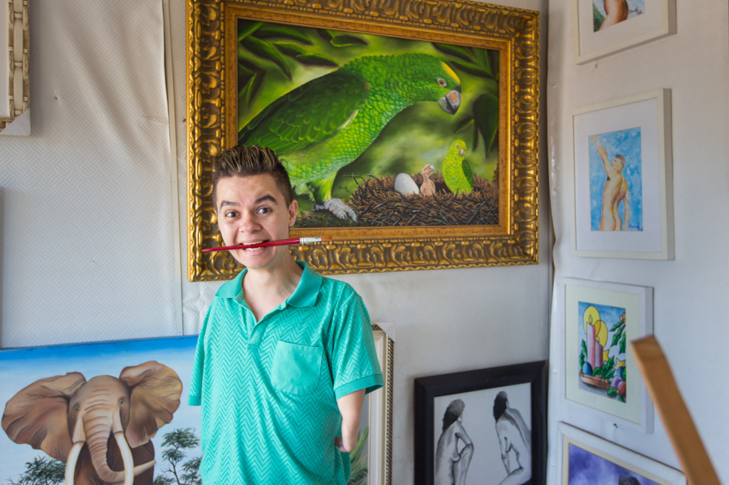 Daniel Ferreira, pintor com a boca e os pés, em seu ateliê, na Zona Leste de São Paulo