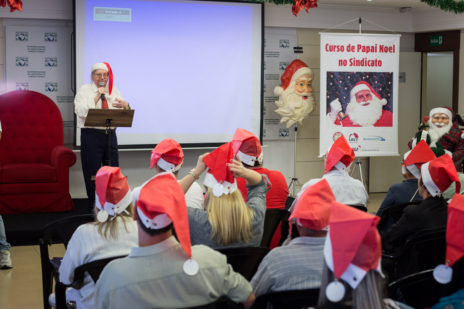 Interessados em trabalhos de Papai Noel, Mamãe Noel ou Noelete participaram do curso