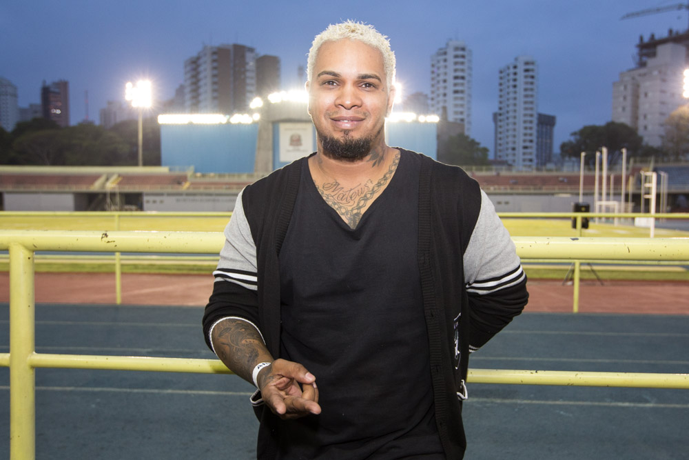 Rodriguinho veio representar Os Travessos, mas confessou que não é muito bom de bola não