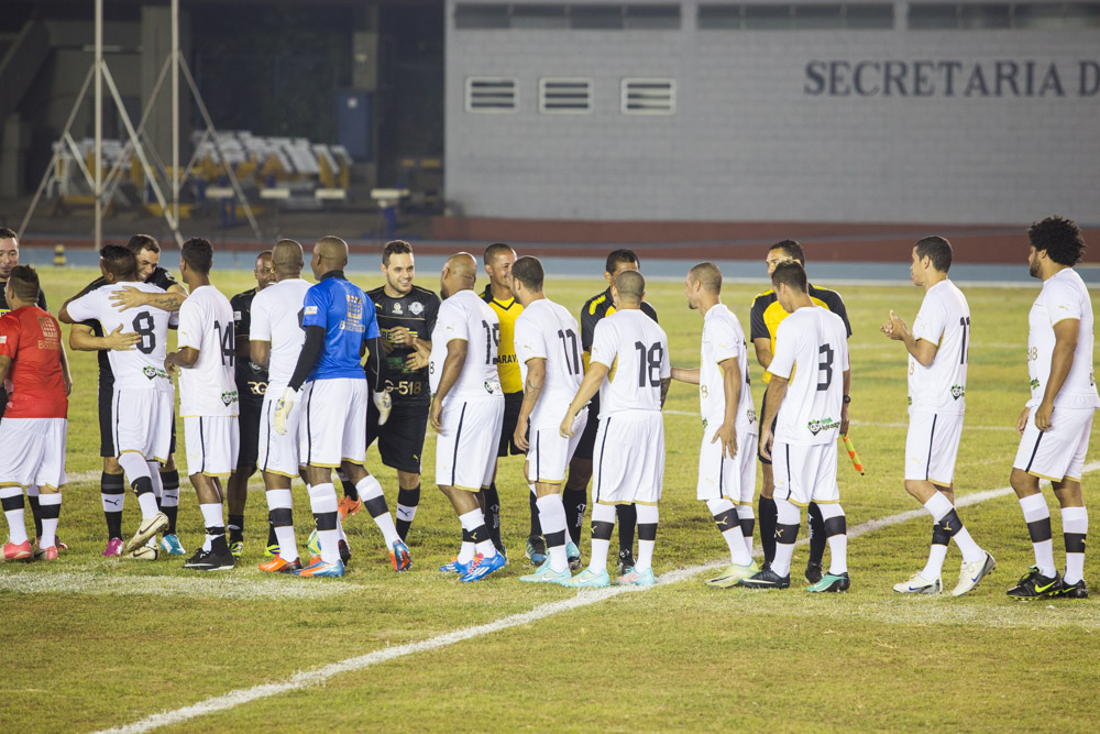 As equipes se cumprimentaram antes do início da partida