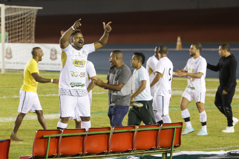 Mas o time do Rio empatou no final do jogo com um gol contra do Fê, do Jeito Moleque.