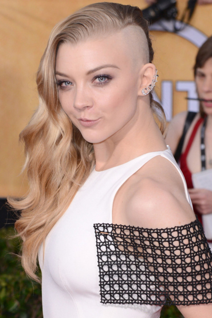 Quem não lembra quando, ainda no comecinho do ano, Natalie Dormer apareceu no red carpet do Screen Actors Guild Awards com a lateral do cabelo raspada? O choque que causou foi por causa da surpresa, afinal, como Margaery Tyrell, em Game of Thrones, ela aparece toda meiga e delicadinha. A mudança aconteceu para o filme Jogos Vorazes: A Esperança.