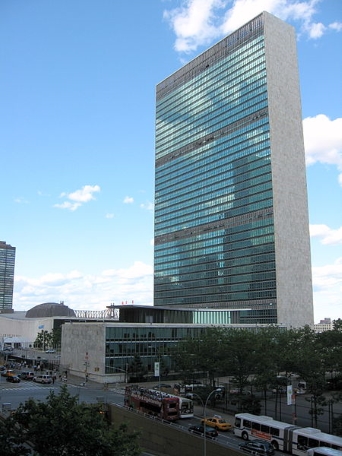 <strong>Sede das Nações Unidas</strong>, em Nova York (1947) - Uma das grandes referências para Niemeyer em seus anos de formação foi o francês Le Corbusier, um dos maiores nomes do modernismo arquitetônico. Aos 40 anos, já com um estilo próprio e maduro depois de projetar Pampulha, o brasileiro trabalhou com o francês em um grande projeto, o desenho da sede da ONU.