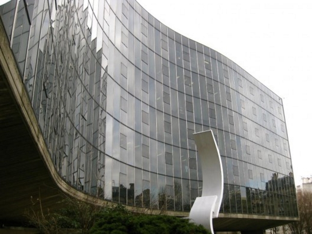 <strong>Sede do Partido Comunista Francês</strong>, em Paris (1971) - Niemeyer levou a sensualidade de suas curvas arquitetônicas e o jogo de volumes e espaços livres ao projeto da sede do Partido Comunista em Paris. O desenho foi um presente de Niemeyer aos seus camaradas comunistas do Velho Mundo.