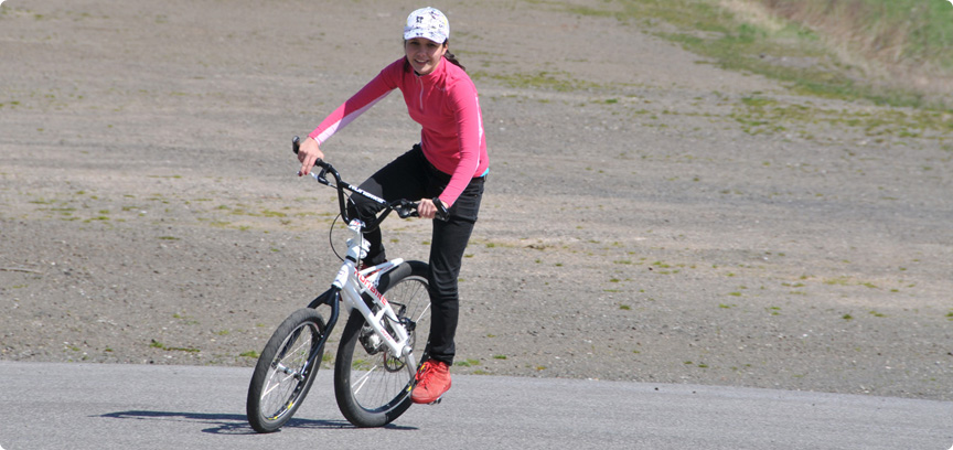 <strong>Minibicicleta diferentona - </strong>Essa magrela da marca Laurini foi desenvolvida por fisioterapeutas e esportistas com o intuito de oferecer um exercício que envolva o maior número possível de músculos. A diminuta bike, que tem o pedal na altura do eixo central da roda traseira, exige um tanto de habilidade do usuário.