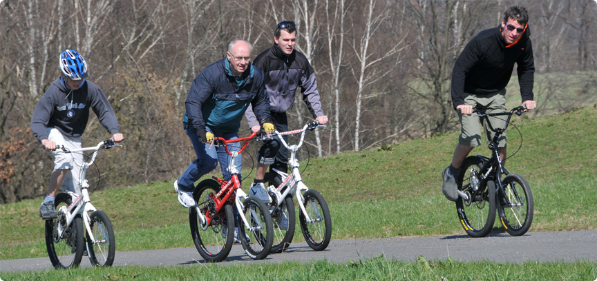 Essa magrela foi desenvolvida por fisioterapeutas e esportistas com o intuito de oferecer um exercício que envolva o maior número possível de músculos. A diminuta biker, que tem o pedal na altura do eixo central da roda traseira, exige um tanto de habilidade do usuário.