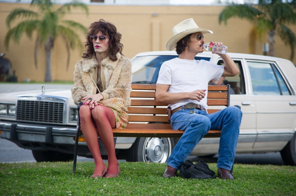 Matthew McConaughey é um beberrão racista e homofóbico que se descobre soropositivo. Na ânsia de prolongar a vida, ele passa a fazer todos trambiques possíveis para conseguir o tratamento para a doença.