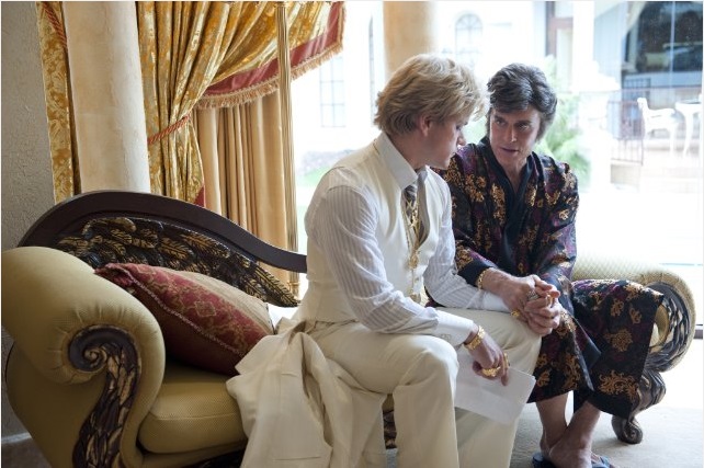 O filme biográfico mostra todo a relação e o processo da descoberta da doença vivida pelo casal Liberace (Michael Douglas) e Scott Thorson (Matt Damon).