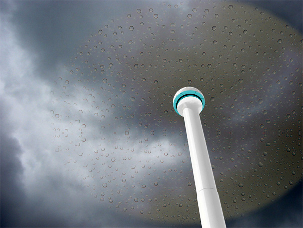 A tecnologia vem para facilitar a nossa vida, então só temos a agradecer quem inventou um guarda-chuva que não fica ensopado depois de uma caminhada embaixo d'água. Com um jato de ar que joga a chuva para outra direção, esta engenhoca inventada por chineses alcançou sua meta para ser produzida em outubro passado. Torcemos para que em breve isso esteja à venda nos camelôs de todo o mundo.