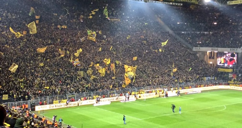 Torcida do Borussia Dortmund lotou o estádio e ainda fez a festa no final do jogo
