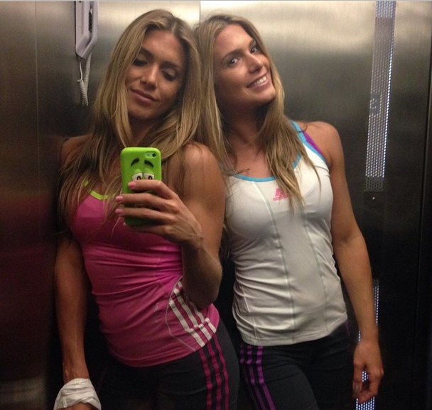 A tradicional selfie no elevador não poderia falta no perfil da dupla